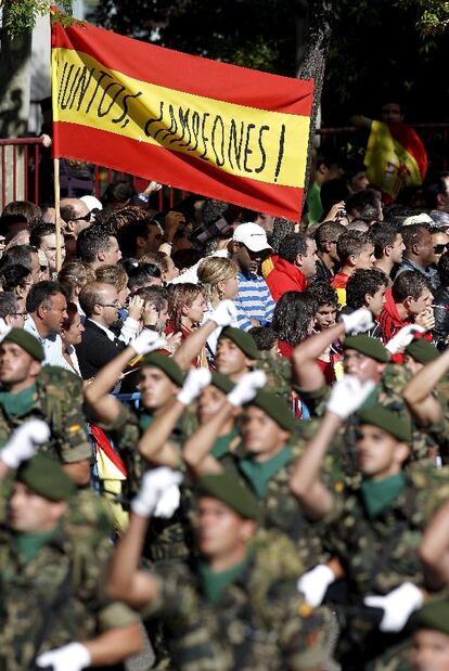 Asistentes al desfile del 12 de octubre.