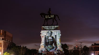 Una imagen de la abolicionista Harriet Tubman se proyecta sobre la estatua del general confederado Robert E. Lee que profanaro los manifestantes del movimiento Black Lives Matter en las protestas de 2020.