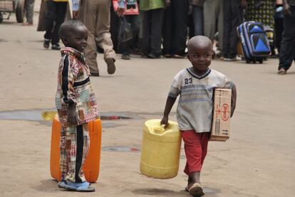 Los niños y niñas de Mathare ayudan a sus familias a transportar el agua necesaria para el día a día en el hogar. Lavar la ropa, cocinar, lavar los platos o consumo regular de agua para los miembros de una familia suele suplirse de una a dos garrafas diarias.