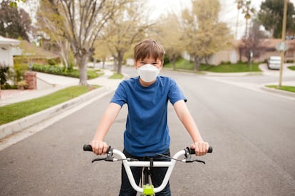 Este será el verano de los paseos en bici con mascarilla.