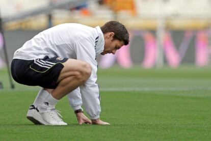 Xabi Alonso comprueba el estado del césped de Mestalla una hora antes del comienzo de la final.