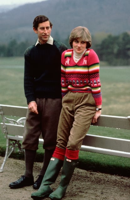 La pareja posaba poco antes de su boda en Craigowan Lodge, una casa de la familia real británica próxima al castillo de Balmoral, en Escocia. La princesa llevaba un colorido jersey, pantalones anchos y botas de agua, un estilismo que reflejaba esa personalidad retraída que mostraba en sus primeros encuentros con la prensa y que fue dejando atrás con los años. Sobre todo, tras su divorcio.
