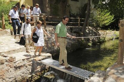 Bono, durante el paseo por el río con periodistas.