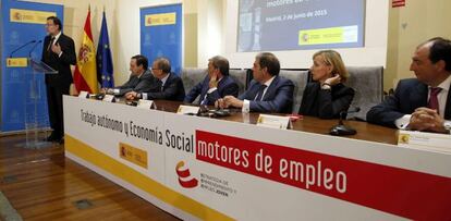 El presidente del Gobierno, Mariano Rajoy, ha inaugurado esta mañana la jornada "Trabajo Autónomo y Economía Social, motores de empleo" en la que participa también la secretaria de Estado de Empleo, Engracia Hidalgo, y los máximos dirigentes de organizaciones de autónomos y de la Economía Social.
