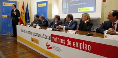 El presidente del Gobierno, Mariano Rajoy, ha inaugurado esta ma&ntilde;ana la jornada &quot;Trabajo Aut&oacute;nomo y Econom&iacute;a Social, motores de empleo&quot; en la que participa tambi&eacute;n la secretaria de Estado de Empleo, Engracia Hidalgo, y los m&aacute;ximos dirigentes de organizaciones de aut&oacute;nomos y de la Econom&iacute;a Social.