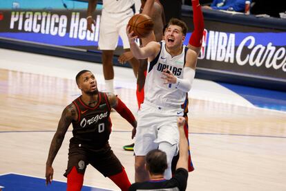 Doncic lanza en presencia de Lillard.