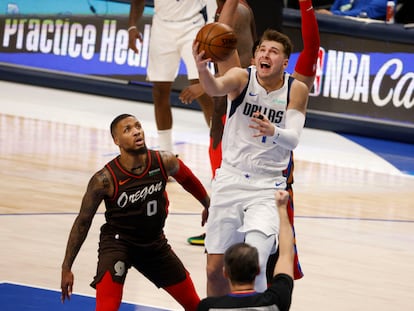 Doncic lanza en presencia de Lillard.