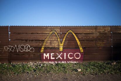 En la imagen, un grafiti pintado en la valla fronteriza entre México y Estados Unidos, desde el lado mexicano, en Tijuana.