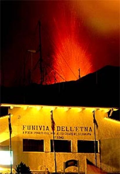 <font size="2"><b>Sicilia sigue amenazada por el Etna</font></b>