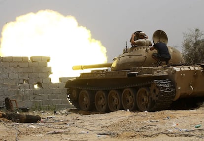 Combatientes leales al Gobierno del Acuerdo Nacional abren fuego desde su posición en el área de al-Sawani, al sur de la capital libia deTrípoli, durante los enfrentamientos contra fuerzas leales a Khalifa Haftar.