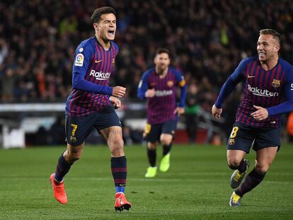 Coutinho y Arthur celebran uno de los goles del Barça ante el Sevilla.