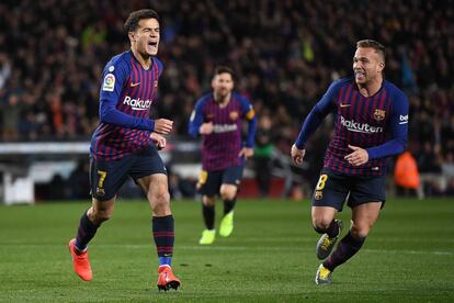 Coutinho y Arthur celebran uno de los goles del Barça ante el Sevilla.