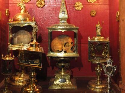 Urnas de oro y plata en las que se conservan cráneos atribuidos a santos, en la iglesia parroquial de San Rosendo, en Celanova.