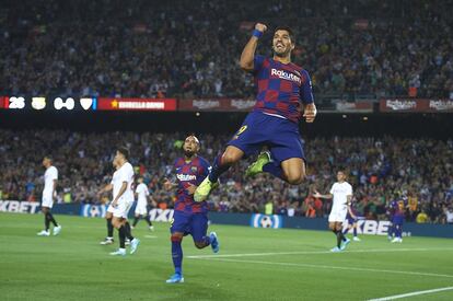 Luis Suárez celebra su gol, el primero del partido.