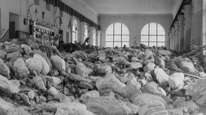 Interior de la central de Capdellaplena de rocs a causa de la riuada d'octubre del 1937.