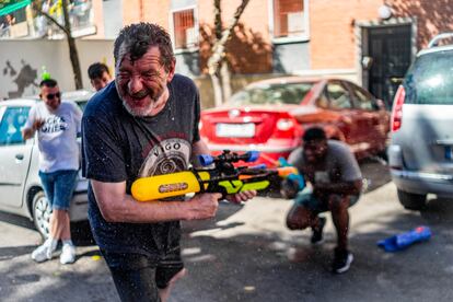 Los vecinos del barrio de Vallecas se mojan por Palestina en la fiesta de la Batalla Naval.