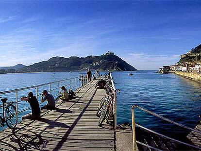 Desde el puerto de San Sebastián parten regularmente lanchas motoras a la isla de Santa Clara y un barco turístico que recorre la bahía en verano.