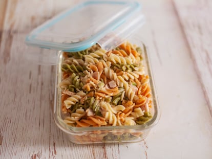 Una ensalada de pasta, preparada para ingresar en la nevera.