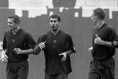 Cocu, Guardiola y Ronald de Boer, en un entrenamiento con el Barcelona.