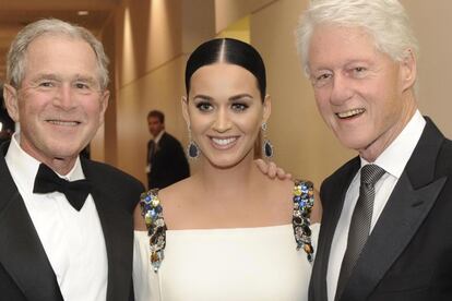 Katy Perry – “42, 43, ¿46?” Una divertida foto publicada en su Instagram junto a Bill Clinton y George W. Bush fue suficiente para que los fans de la estrella del pop comenzaran a ensoñar con una presidenta que llevara el teenage dream a la Casa Blanca y convirtiera a Orlando Bloom en primera dama.