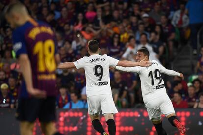  Rodrigo y Gameiro celebran el segundo gol del Valencia. Jose Jordan AFP