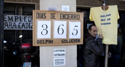 Los extrabajadores de Delphi cumplen un año de encierro en el edificio de los sindicatos.