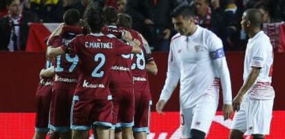 Los jugadores de la Real celebran el gol de Bergara.