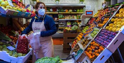 Puesto de frutas en un mercado de Toledo.