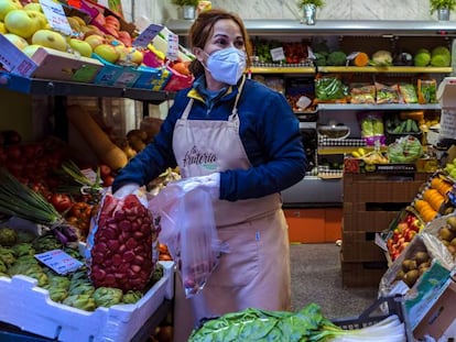 Puesto de frutas en un mercado de Toledo. 