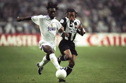 Seedorf conduce el balón marcado por Davids en la final de 1998.