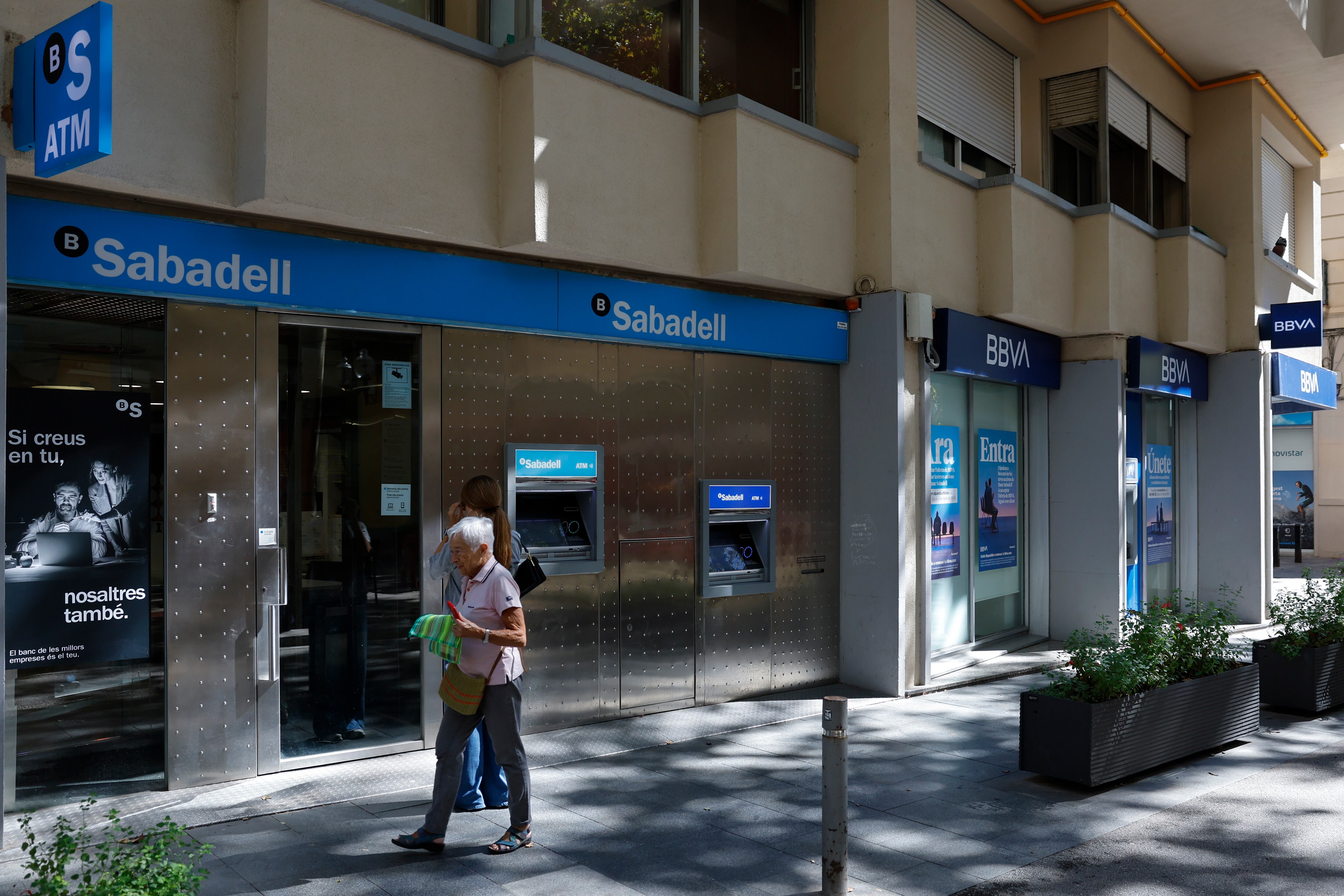 Una oficina del BBVA junto a otra del Banco de Sabadell en Barcelona.