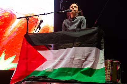 May Kershaw, Keyboarderin und Sängerin der Black Country-Band New Road, zeigt während eines Konzerts am 24. August in London eine palästinensische Flagge.