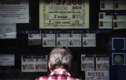 Una mujer compra loter&iacute;a en una administraci&oacute;n.