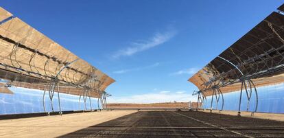 Detalle de colectores de la planta termosolar Xina Solar One, en Sudáfrica, construida por Abengoa.