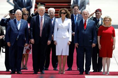 Un gesto similiar al que captaron las cámaras el pasado mayo en Israel, cuando la primera dama de EE UU rechazó la mano de su marido mientras caminaban junto al primer ministro del país, Benjamín Netanyahu y su esposa, Sara.