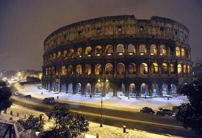 Vista del Coliseo Romano tras una nevada caída en la madrugada de hoy.