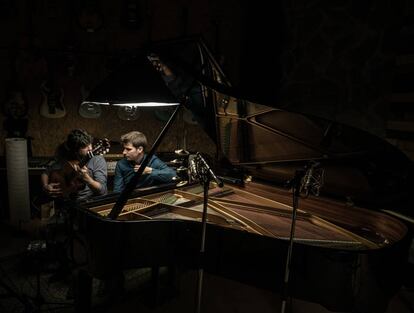 Chicuelo y Mezquida, durante la grabación en los estudios Sol de Sants.