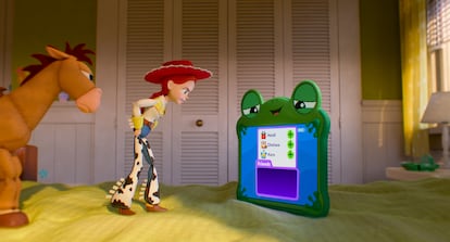 El caballo Bullseye y la vaquera Jessie se enfrentan a la tableta Lilypad en 'Toy Story 5', de Disney.