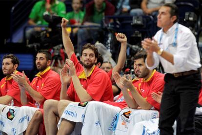 Scariolo da instrucciones ante la mirada del banquillo de la selección española.