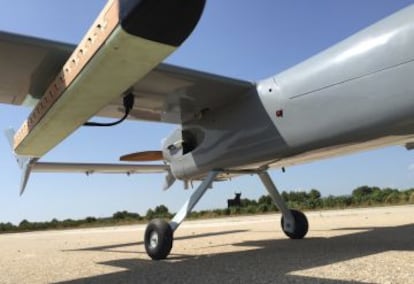Detalle del dron, con la vaina donde irán las moscas esterilizadas