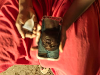 Nyakoang Malit, de 24 años, vive en Rubkona. “Antes de usar la copa, cortaba un trozo de tela y la metía en mi ropa interior para que absorbiera la sangre”.