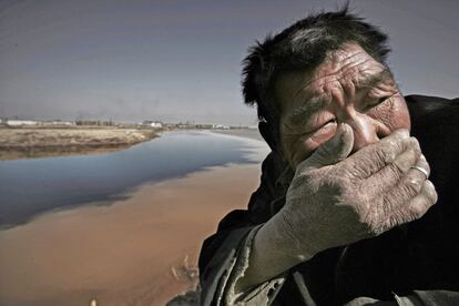 "El agua es vida. Sin ella, estamos en peligro. Agua y unos mares limpios son fundamentales para el futuro bienestar de la humanidad y, aun así, el crecimiento industrial de la economía malgasta copiosas cantidades de agua y trata los oceános como un lugar en el que verter nuestras aguas residuales. Esto procede, al menos en parte, de un viejo mito: la idea de que el mar es infinito y su abundancia inmune a la acción de la gente. Eso pudo haber sido verdad cuando éramos pocos y nuestras herramientas eran simples. No es cierto ahora, cuando somos un número excesivo y no hay ninguna parte del océano que esté fuera del alcance de los pescadores industriales. Las demandas agregadas de una humanidad inflada con sistemas de agua dulce dejan cada vez menos espacio a la naturaleza y ponen a billones de personas en peligro de no tener agua potable en condiciones adecuadas". Un pastor en Mongolia se tapa la boca, incapaz de soportar el mal olor que desprende el río Amarillo, el segundo más largo del país y contaminado en casi tres cuartas partes.