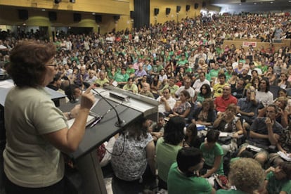 Una dirigente sindical se dirige a los docentes en el auditorio de la sede de CC OO.