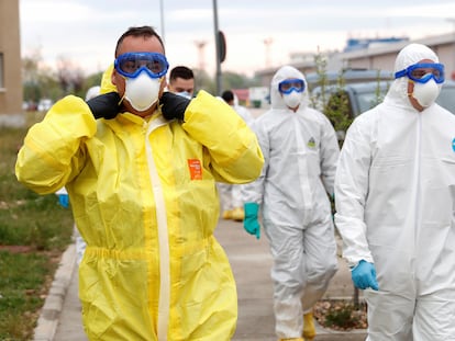 Efectivos de la Brigada Paracaidista, en colaboración con la Unidad Militar de Emergencias, se protegen con Equipos de Protección Individual (EPI) para realizar tareas de traslado de fallecidos por Coronavirus.