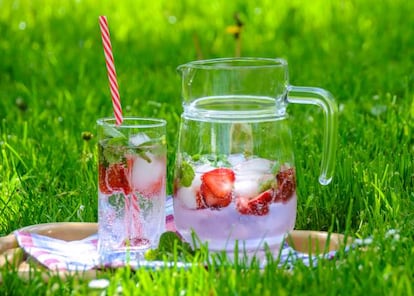 Agua con fresas para calmar la sed veraniega