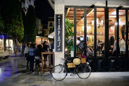 Un bar de tapas en Granada.