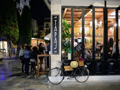 Un bar de tapas en Granada.