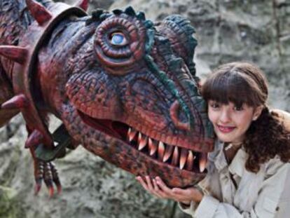 Una de las actrices de 'Aventuras en el Jurásico' junto a un dinosaurio que aparece en la función.