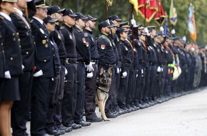 Agentes de Polic&iacute;a, incluido un perro, en la exhibici&oacute;n del Cuerpo Nacional de Polic&iacute;a con motivo de la celebraci&oacute;n del Fiesta Nacional del Doce de Octubre en el paseo de Coches del parque de El Retiro de Madrid.  