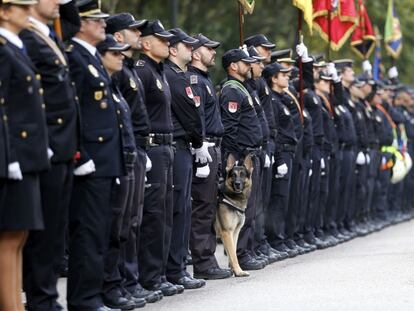 Agentes de Polic&iacute;a, incluido un perro, en la exhibici&oacute;n del Cuerpo Nacional de Polic&iacute;a con motivo de la celebraci&oacute;n del Fiesta Nacional del Doce de Octubre en el paseo de Coches del parque de El Retiro de Madrid.  